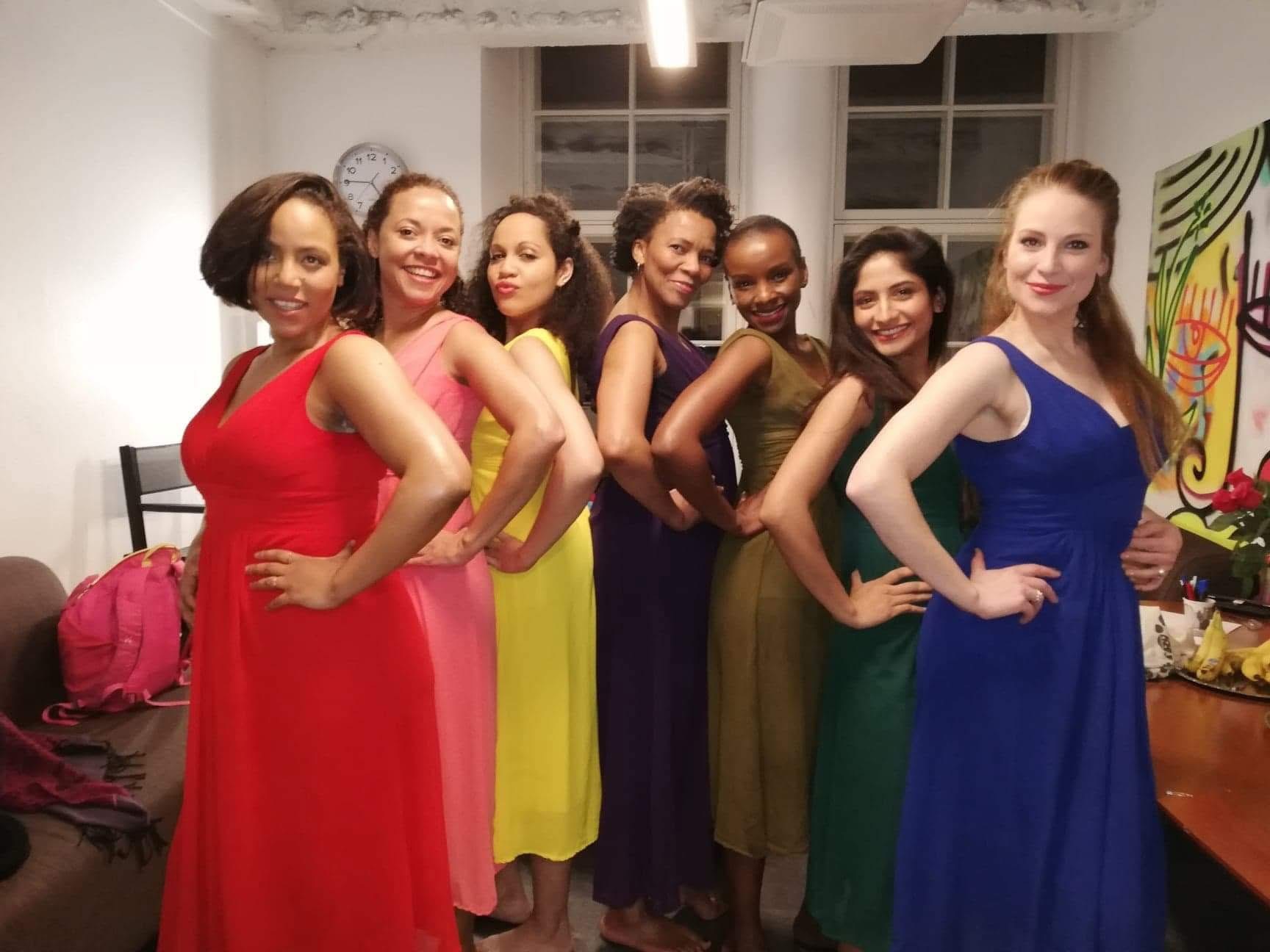 Castet backstage lige før de går på scenen.