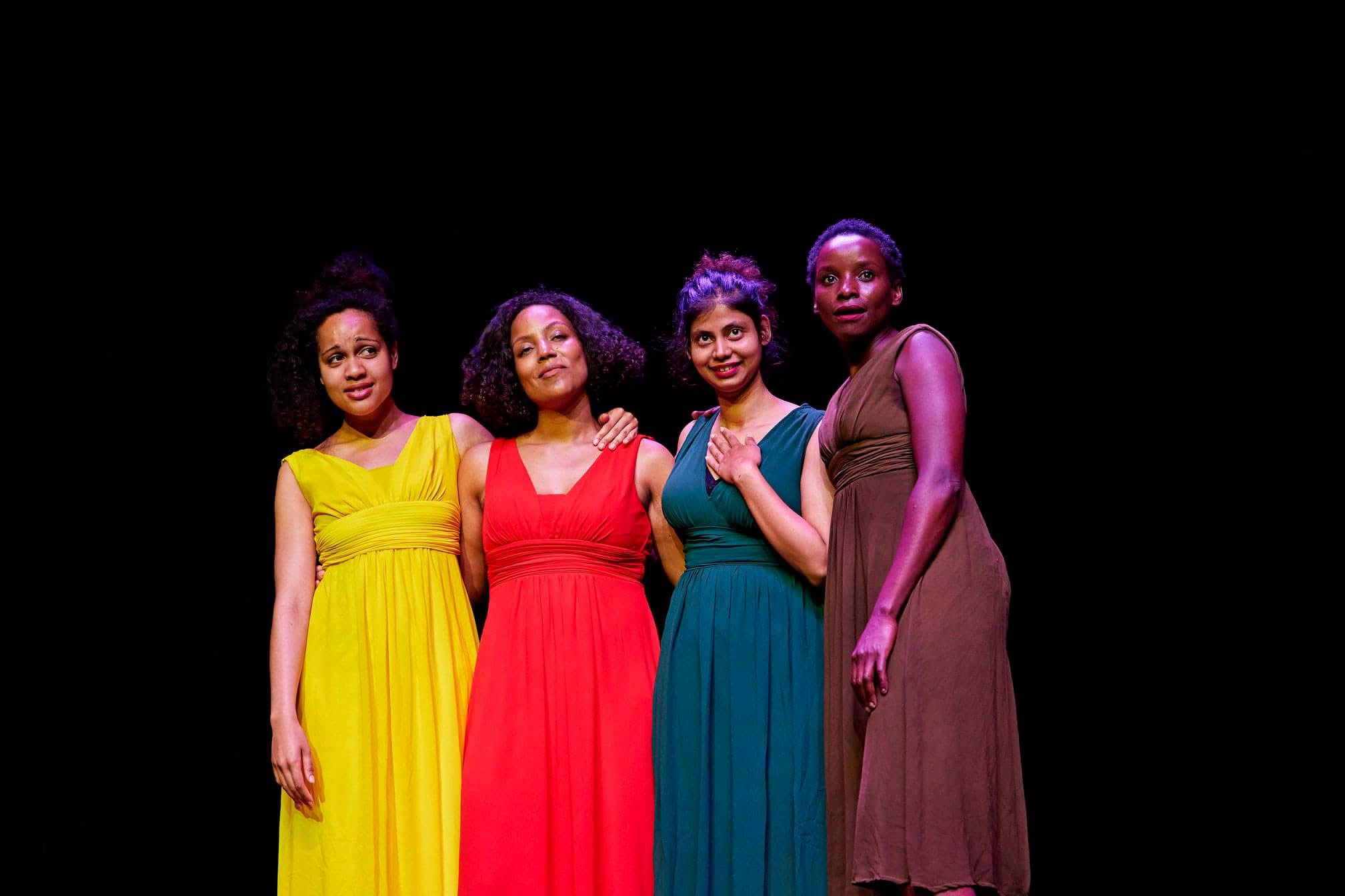 Fire performere står sammen i en afsluttende opstilling.