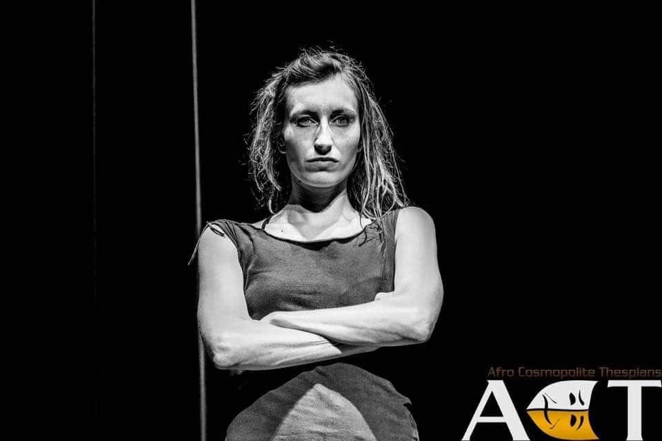 Sort-hvidt portrætstill af en kvinde med korslagte arme i The Merchant of Venice.